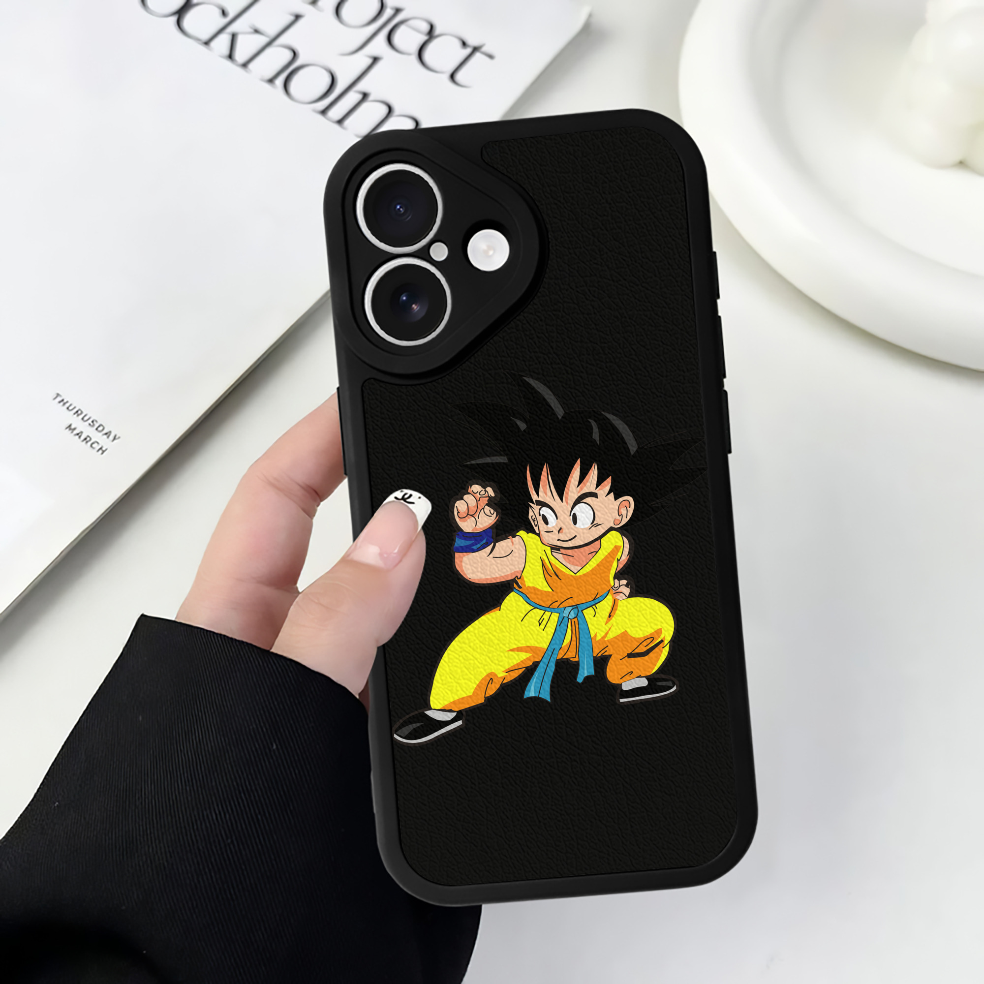 （画像用） ドラゴンボール 孫悟空（そん ごくう）Son Goku カカロット DRAGON BALL Kakarotto 【iPhone 16シリーズ対応】シリコンスマホケース（レザー調） 材質：シリコン
